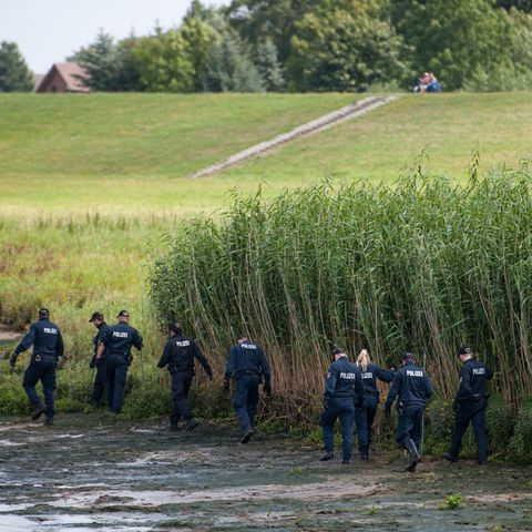 Ermittler suchen nach der Familie Schulze im August 2015