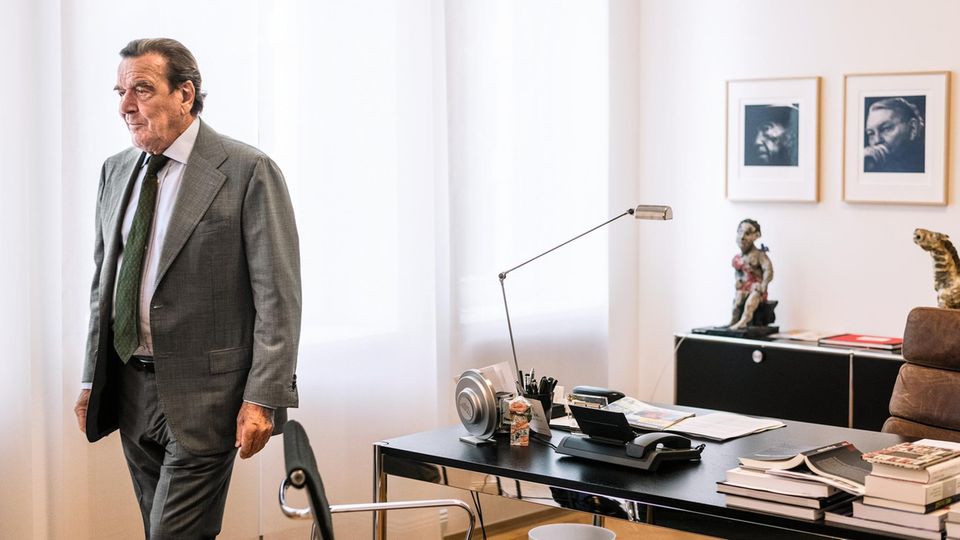 Im Blick der Mächtigen: An der Wand hinter dem Schreibtisch hängen die Porträts der einstigen Kanzler