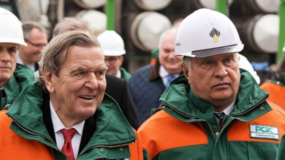 Im Namen von Rosneft  Der russische Staat besitzt die Aktienmehrheit am Öl- und Gaslieferanten, Vorstandschef Igor Setschin (r.) gilt außerdem als enger Vertrauter Putins. 2017 erzielte das Unternehmen 80 Milliarden Euro Umsatz. Auch Deutschland ist abhängig vom russischen Öl: Rosneft liefert ein Viertel des deutschen Bedarfs. Als Aufsichtsratschef erhält Gerhard Schröder nach eigenen Angaben weniger als ein Zehntel des Setschin-Gehalts. Der bezieht sechs Millionen Euro pro Jahr.