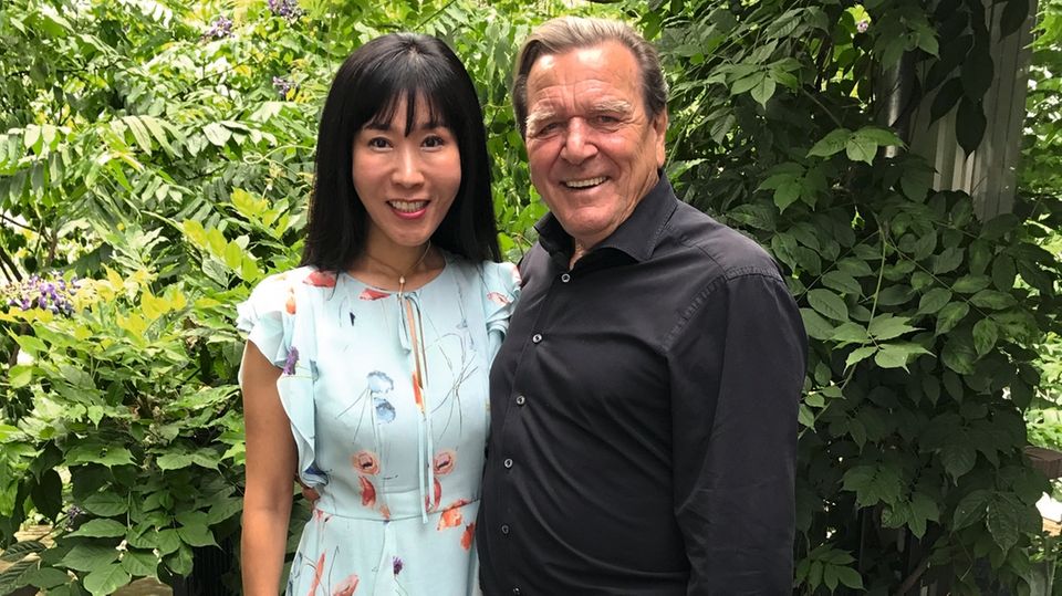 Frische Liebe: Schröder mit neuer Ehefrau Kim 