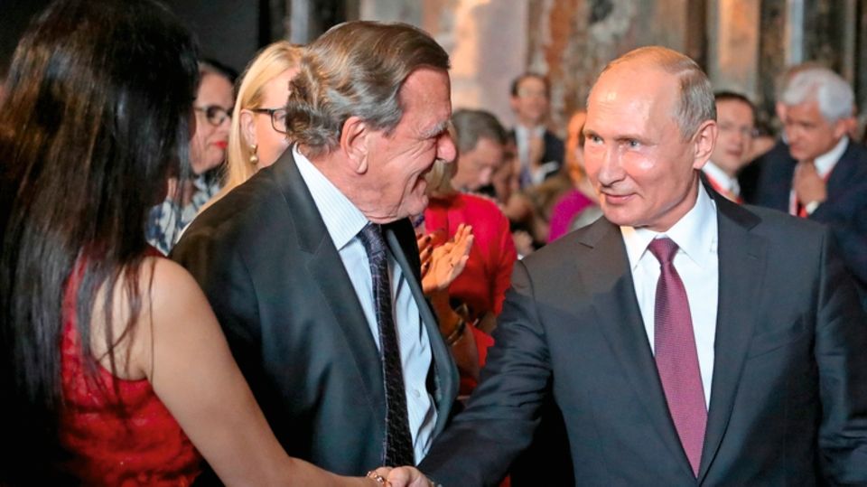 Schröders neue Ehefrau Kim hat längst seinen langjährigen Freund Putin getroffen, so auch bei einem Empfang in Wien