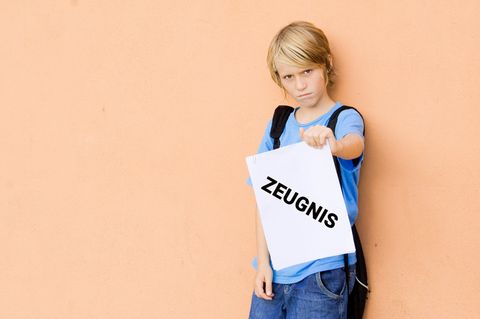 Kind mit Zeugnis