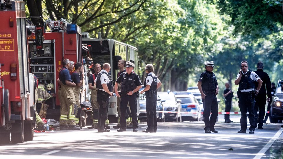 Die Polizei rückte nach der Gewalttat in dem Linienbus mit einem Großaufgebot zum Tatort im Stadtteil Kücknitz an Die Polizei rückte nach der Gewalttat in dem Linienbus mit einem Großaufgebot zum Tatort im Stadtteil Kücknitz an