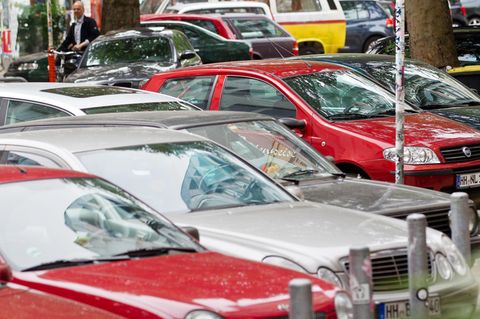 Mehrere Autos parken in einer Reihe