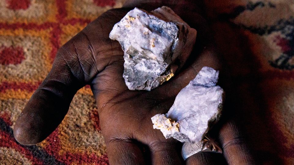 Niger: Goldhaltiges Gestein aus dem Boden von Tagharaba. Das Edelmetall hier gilt als besonders fein, ist aber von einer Quarzgesteinmischung umschlossen Goldhaltiges Gestein aus dem Boden von Tagharaba. Das Edelmetall hier gilt als besonders fein, ist aber von einer Quarzgesteinmischung umschlossen