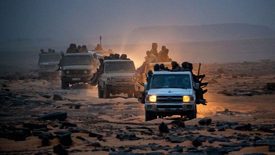 Niger: Die Goldader liegt in einem abgelegenen Gebiet, das nur bewaffnet und im Konvoi durchfahren werden kann. Jederzeit drohen Überfälle Die Goldader liegt in einem abgelegenen Gebiet, das nur bewaffnet und im Konvoi durchfahren werden kann. Jederzeit drohen Überfälle