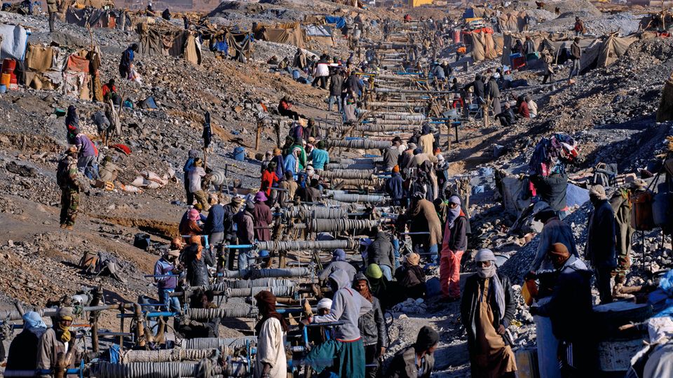 Niger: Mehr als 600 Schächte wurden in Tagharaba dicht beieinander in die Erde getrieben, mit reiner Muskelkraft. Bis zu 10.000 Arbeiter schuften in Staub und glühender Hitze oder hängen an Seilen im Bauch der Erde. Zu hören ist vor allem das Quietschen der Kurbeln Mehr als 600 Schächte wurden in Tagharaba dicht beieinander in die Erde getrieben, mit reiner Muskelkraft. Bis zu 10.000 Arbeiter schuften in Staub und glühender Hitze oder hängen an Seilen im Bauch der Erde. Zu hören ist vor allem das Quietschen der Kurbeln