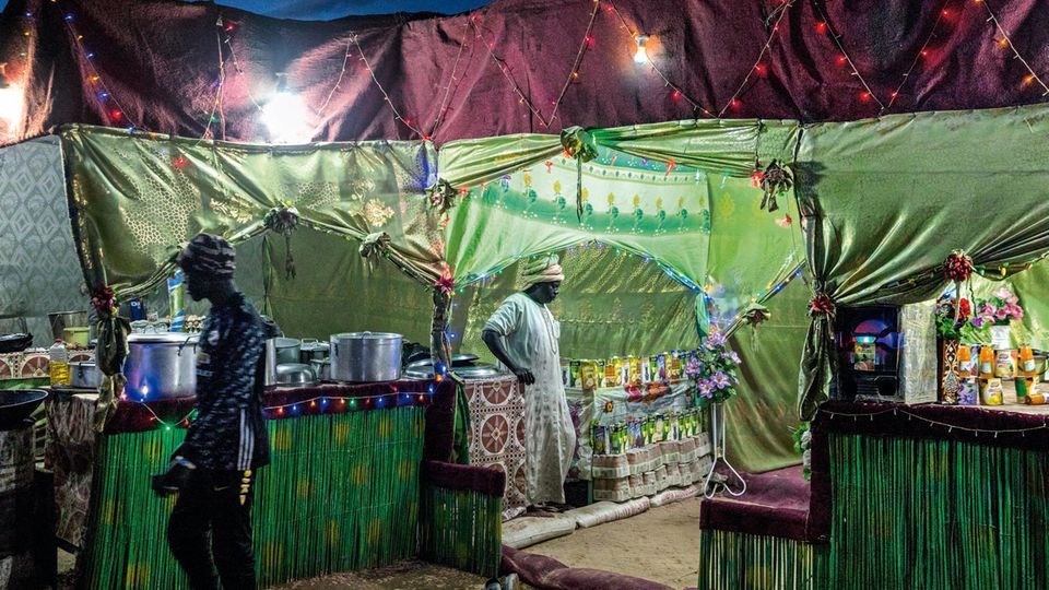 Niger: Für Tausende Männer, die in dem Gebiet arbeiten, bieten Restaurants Essen und Rückzugszonen an. Auch Händler und Internetcafés haben sich angesiedelt Für Tausende Männer, die in dem Gebiet arbeiten, bieten Restaurants Essen und Rückzugszonen an. Auch Händler und Internetcafés haben sich angesiedelt