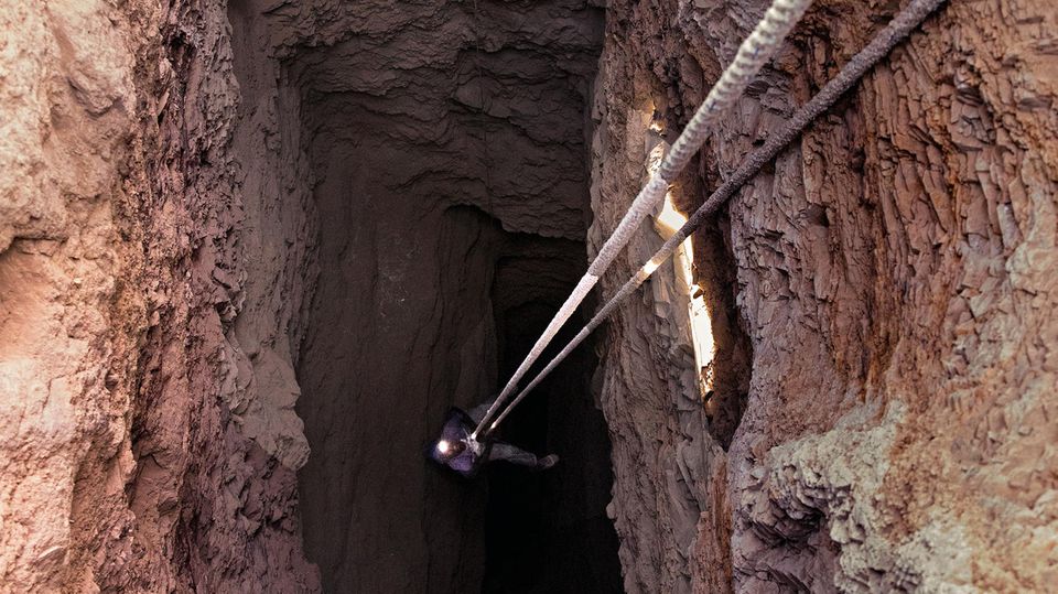 Niger: Helm, Stirnlampe und ein Seil – so steigen die "Taucher" in die Gruben hinab, oft über 100 Meter tief. Helm, Stirnlampe und ein Seil – so steigen die "Taucher" in die Gruben hinab, oft über 100 Meter tief.