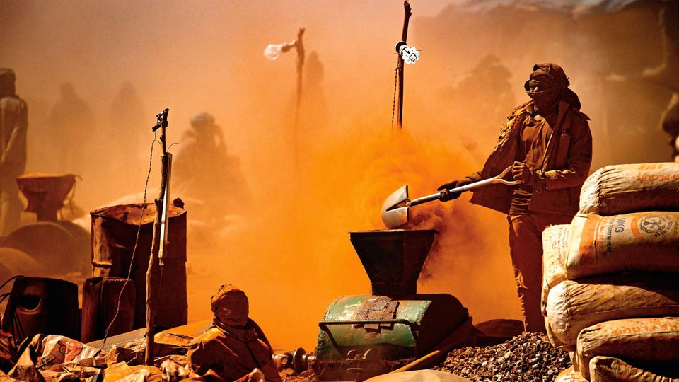 Niger: Unermüdlich mahlen sie das Geröll zu Staub und suchen darin nach Gold. Zwei Drittel der Steine bekommt der Eigner der Mine, ein Drittel die Arbeiter Unermüdlich mahlen sie das Geröll zu Staub und suchen darin nach Gold. Zwei Drittel der Steine bekommt der Eigner der Mine, ein Drittel die Arbeiter