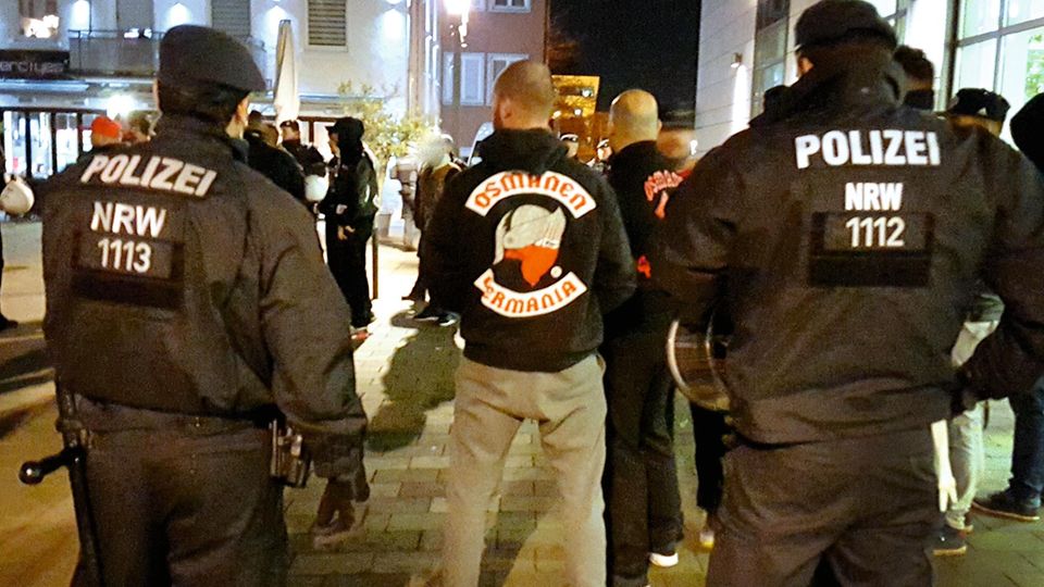 Rockerclub: Der deutsche Staat will die Kontrolle zurück, deshalb zeigt die Polizei Präsenz, hier bei einem Osmanen-Treffen in Neuss Der deutsche Staat will die Kontrolle zurück, deshalb zeigt die Polizei Präsenz, hier bei einem Osmanen-Treffen in Neuss