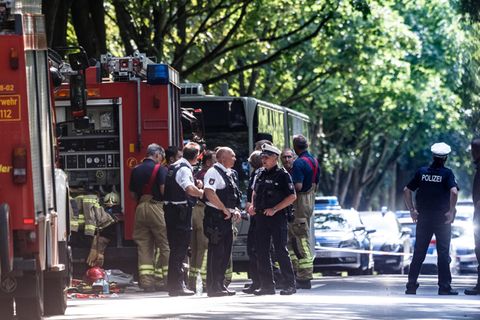 Der Linienbus, in dem sich die Tat ereignete, steht umringt von Einsatzkräften auf der Travemünder Landstraße in Lübeck