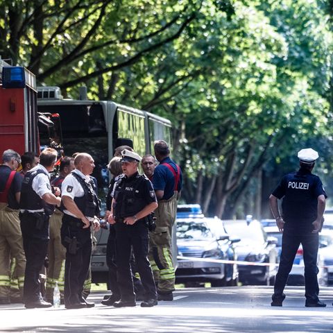 Der Linienbus, in dem sich die Tat ereignete, steht umringt von Einsatzkräften auf der Travemünder Landstraße in Lübeck