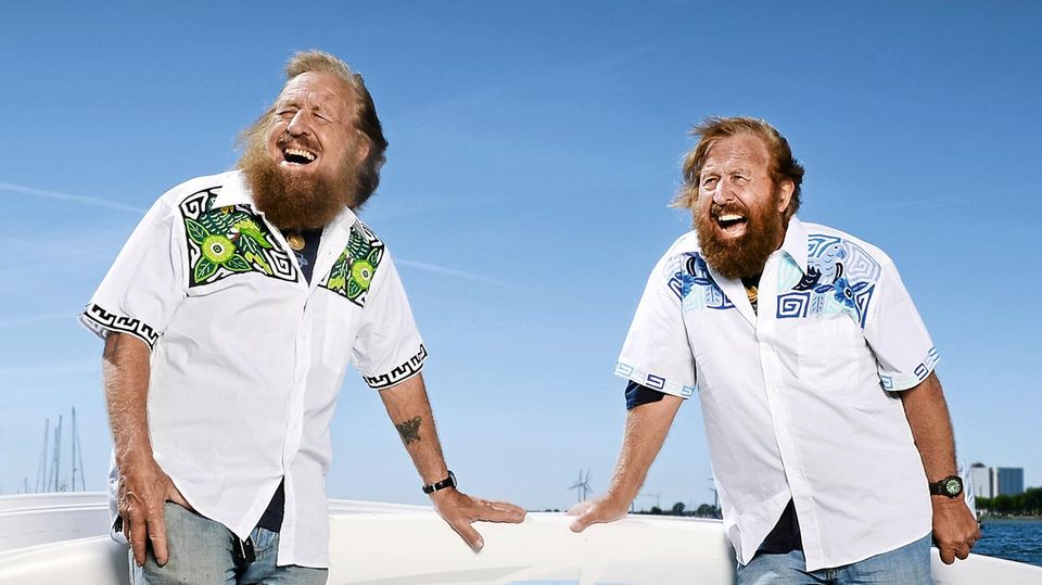 Reisetipp: Als junge Männer sind Manfred (l.) und Jürgen Charchulla zur See gefahren, in den 1970er Jahren kamen sie nach Fehmarn, um auf der Insel eine Surfschule zu gründen. Heute sind die Zwillinge 79 Jahre alt. In Rente gehen? Kommt für sie nicht infrage Als junge Männer sind Manfred (l.) und Jürgen Charchulla zur See gefahren, in den 1970er Jahren kamen sie nach Fehmarn, um auf der Insel eine Surfschule zu gründen. Heute sind die Zwillinge 79 Jahre alt. In Rente gehen? Kommt für sie nicht infrage