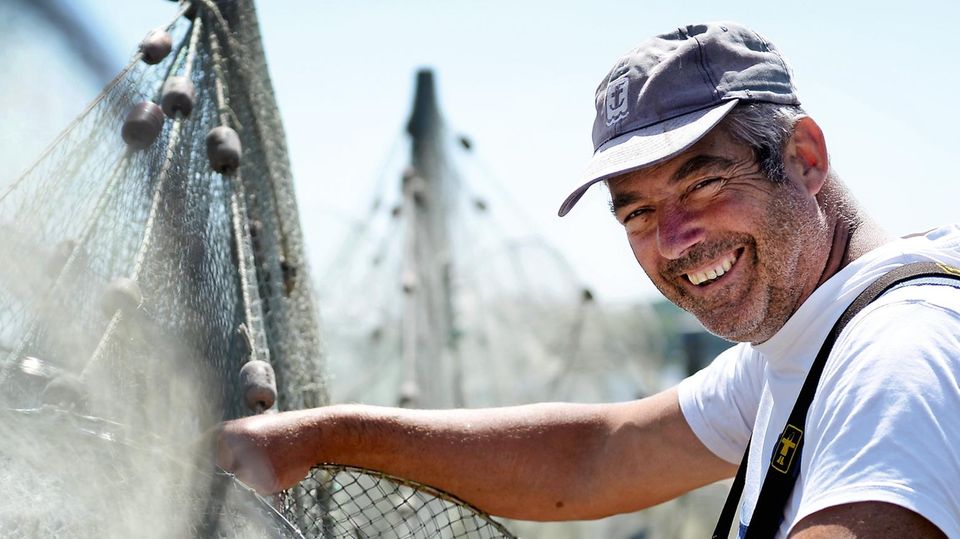 Reisetipp: Jörn Ross lebt in Schleswig an der Schlei. Wenn der Fischer auf Aalfang geht, fährt er meist abends hinaus auf den Meeresarm und kommt erst am frühen Morgen wieder. Tagsüber repariert er Netze, säubert Reusen – und schläft ein paar Stunden Jörn Ross lebt in Schleswig an der Schlei. Wenn der Fischer auf Aalfang geht, fährt er meist abends hinaus auf den Meeresarm und kommt erst am frühen Morgen wieder. Tagsüber repariert er Netze, säubert Reusen – und schläft ein paar Stunden