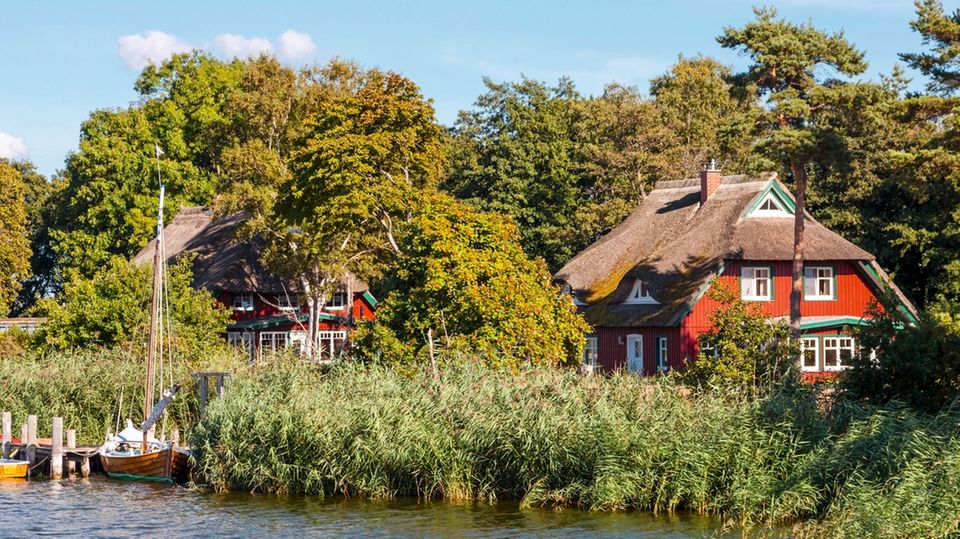 Reisetipp: Am Ufer des Prerower Stroms stehen gut erhaltene Reetdachhäuser Am Ufer des Prerower Stroms stehen gut erhaltene Reetdachhäuser