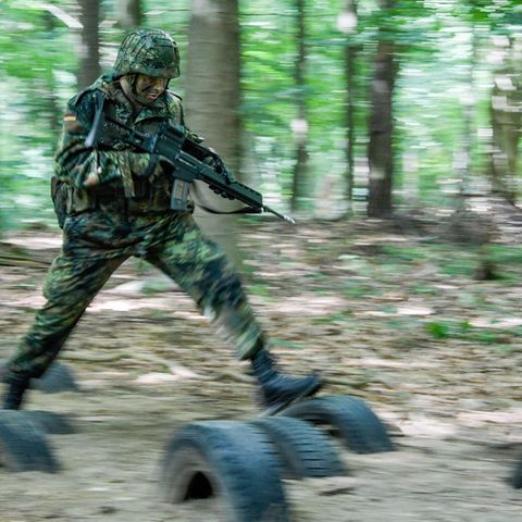 Ein Bundeswehrsoldat bei einer Übung