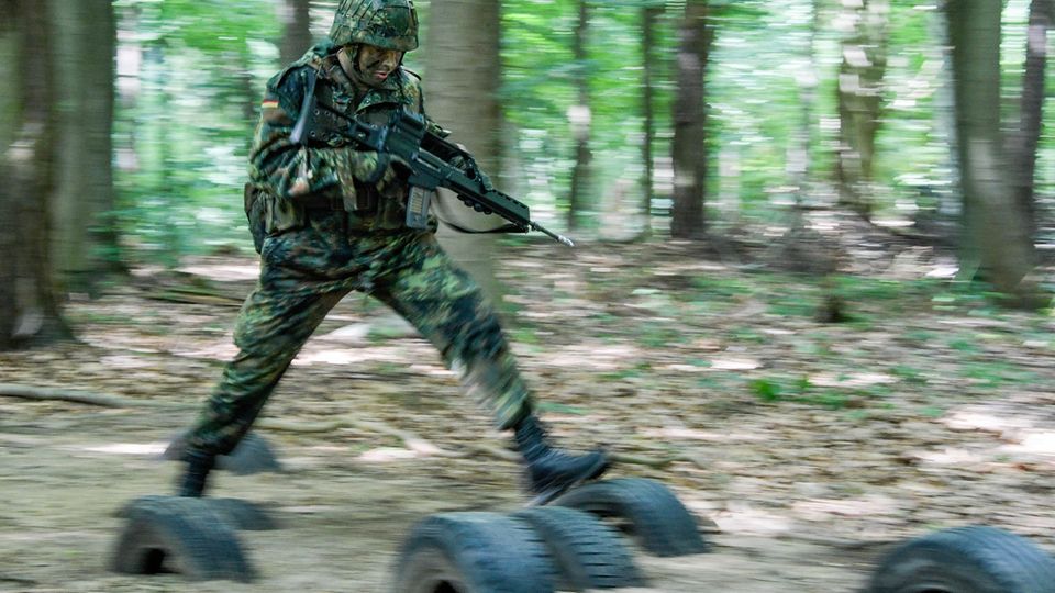 Ein Bundeswehrsoldat bei einer Übung