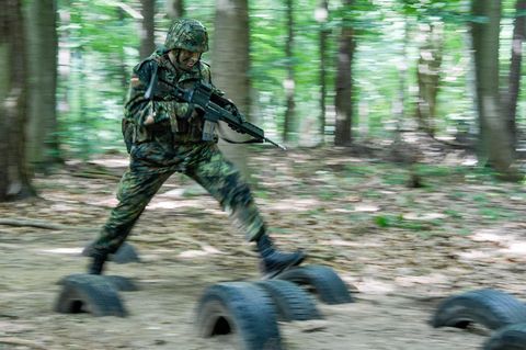Ein Bundeswehrsoldat bei einer Übung