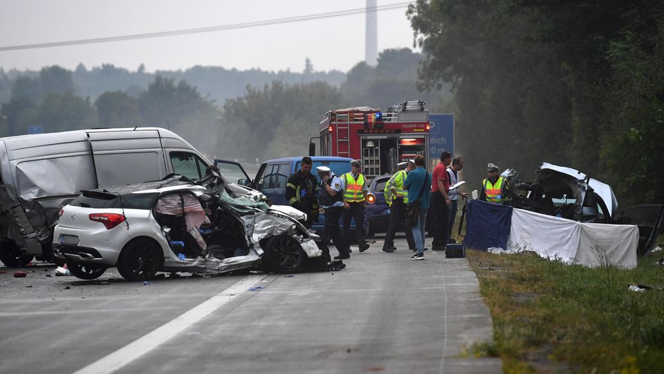 News: Die Polizei sprach von einem "Trümmerfeld" nach dem Unfall auf der A81 Die Polizei sprach von einem "Trümmerfeld" nach dem Unfall auf der A81
