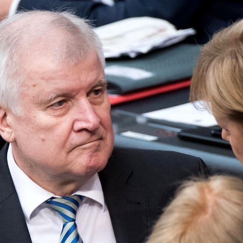 Bundeskanzlerin Angela Merkel (CDU) und ihr Innenminister Horst Seehofer (CSU) ringen seit Wochen miteinander. Hinter den Kulissen er Union knirscht es gewaltig.