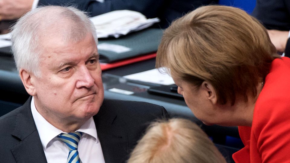Bundeskanzlerin Angela Merkel (CDU) und ihr Innenminister Horst Seehofer (CSU) ringen seit Wochen miteinander. Hinter den Kulissen er Union knirscht es gewaltig.