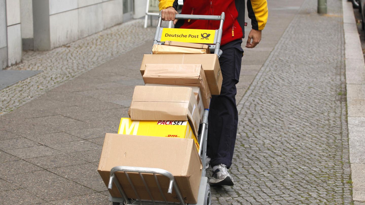 Paketbote bei der Arbeit