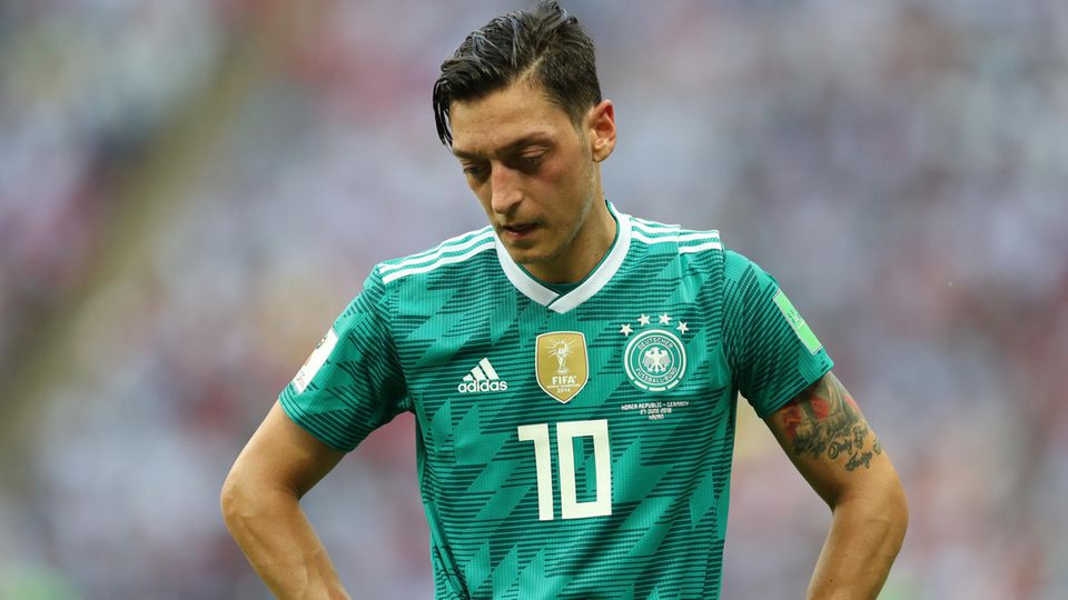 Nach den Kontroversen über sein Treffen mit Erdogan verlässt Mesut Özil die deutsche Fußball-Nationalmannschaft