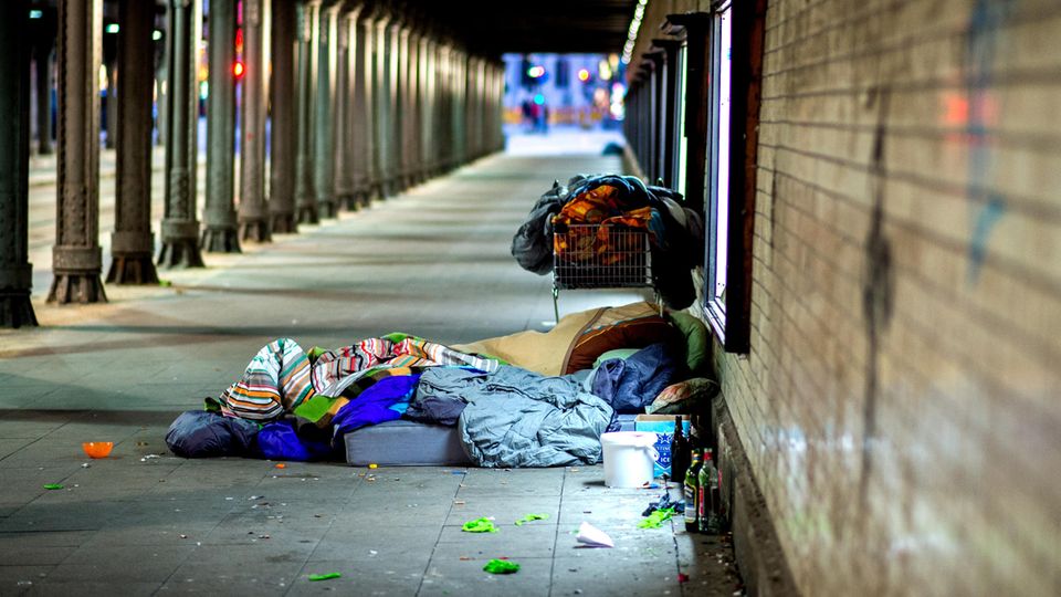 Die Habseligkeiten eines Obdachlosen liegen auf diesem Symbolbild verstreut vor einer S-Bahn Station