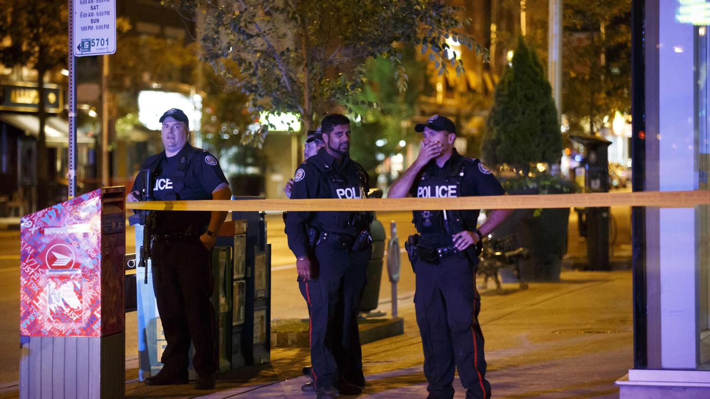 Polizisten sichern die Umgebung des Tatorts in Toronto