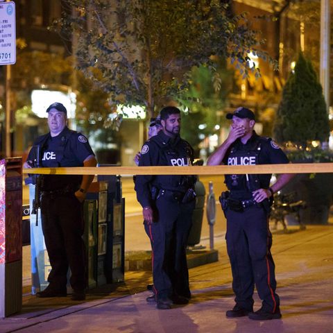 Polizisten sichern die Umgebung des Tatorts in Toronto