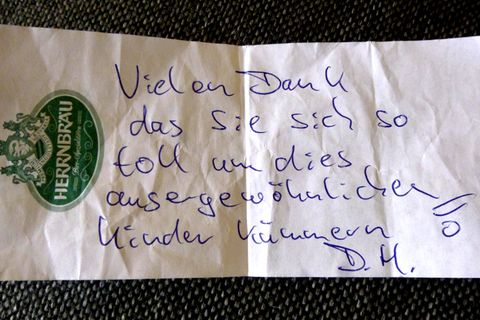 Ein Zettel mit dem Text "Vielen Dank, dass Sie sich so toll um diese außergewöhnlichen Kinder kümmern!"