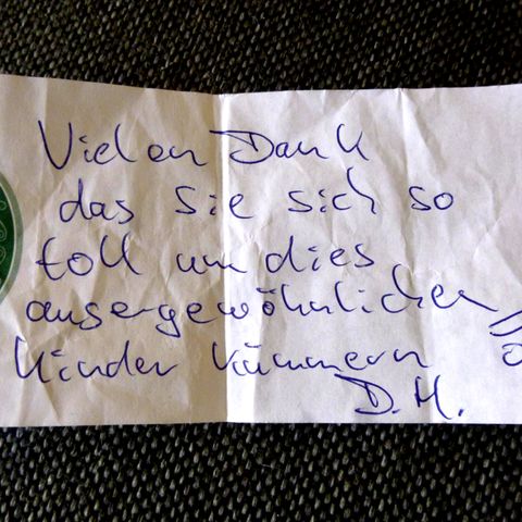 Ein Zettel mit dem Text "Vielen Dank, dass Sie sich so toll um diese außergewöhnlichen Kinder kümmern!"