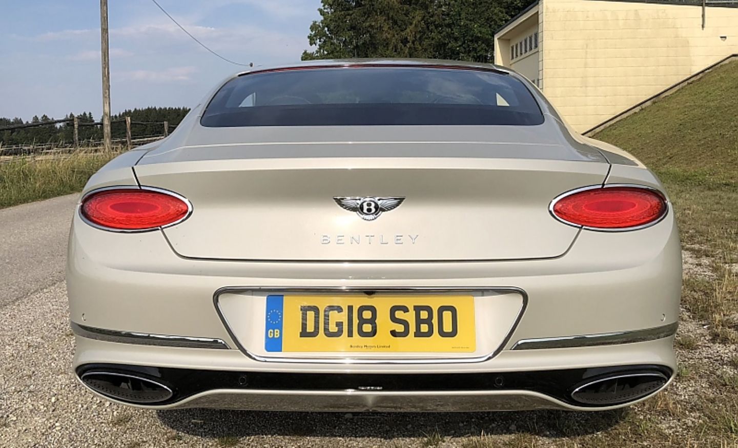 Bentley Continental GT W12 - die Heckleuchten finden sich in den Endrohren wieder - und umgekehrt