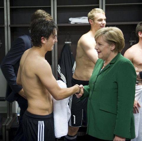 Bundeskanzlerin Angela Merkel zollt Mesut Özil Respekt für seine Leistung als Nationalspieler