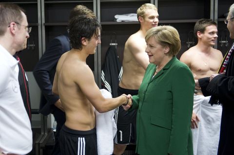 Bundeskanzlerin Angela Merkel zollt Mesut Özil Respekt für seine Leistung als Nationalspieler