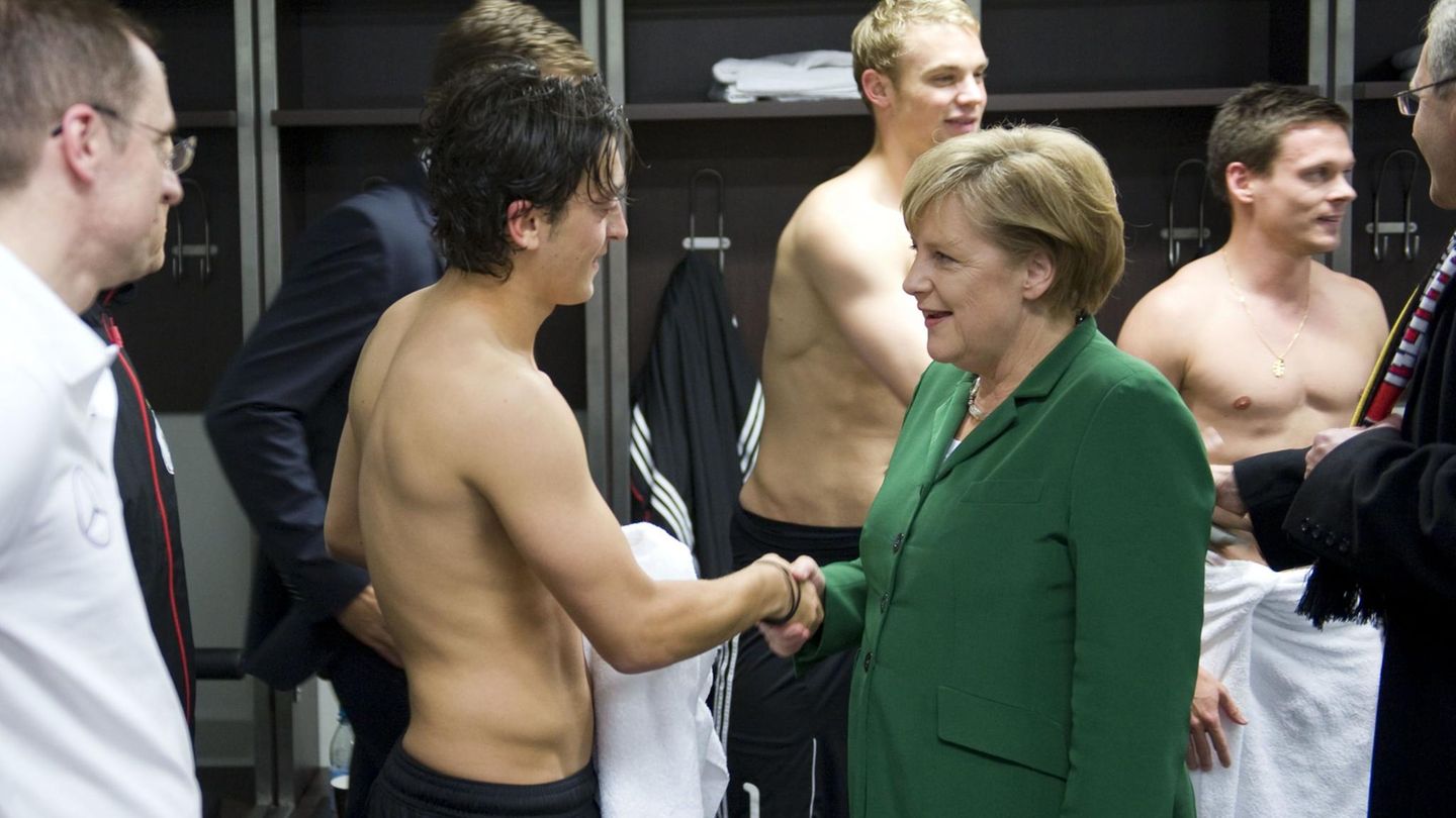 Bundeskanzlerin Angela Merkel zollt Mesut Özil Respekt für seine Leistung als Nationalspieler