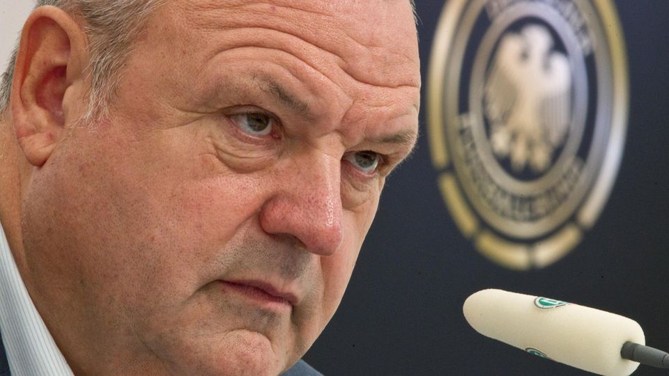 Harald Stenger war von 2001 bis 2012 Pressesprecher des DFB Harald Stenger war von 2001 bis 2012 Pressesprecher des DFB