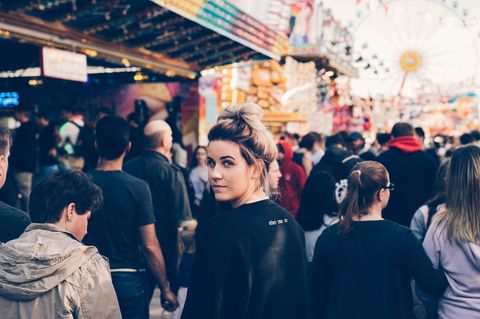 Endometriose-Patientin Susanne M. läuft über ein Volksfest