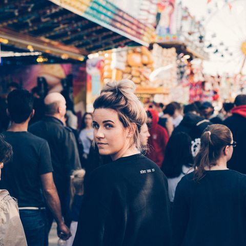 Endometriose-Patientin Susanne M. läuft über ein Volksfest