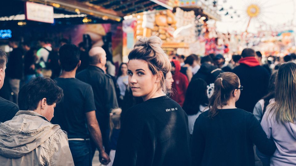 Endometriose-Patientin Susanne M. läuft über ein Volksfest