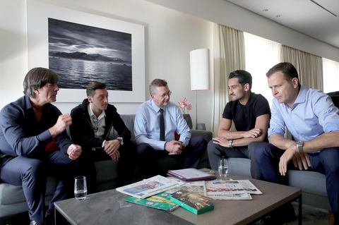 Bundestrainer Joachim Löw, Mesut Özil, Verbandsboss Reinhard Grindel, Ilkay Gündogan und DFB-Teammanger Oliver Bierhoff