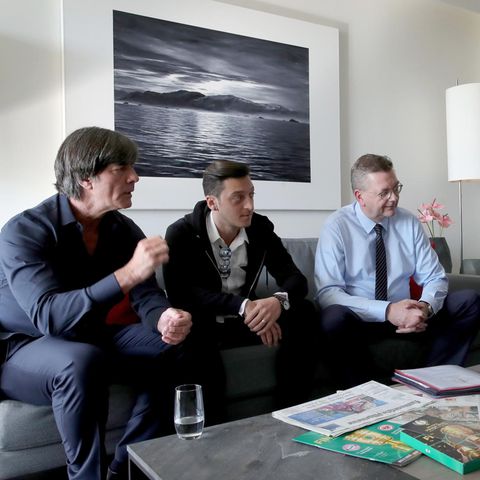 Bundestrainer Joachim Löw, Mesut Özil, Verbandsboss Reinhard Grindel, Ilkay Gündogan und DFB-Teammanger Oliver Bierhoff