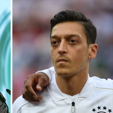 Links steht DFB-Präsident Reinhard Grindel an einem Rednerpult, rechts steht Mesut Özil in DFB-Trainingsjacke auf dem Platz