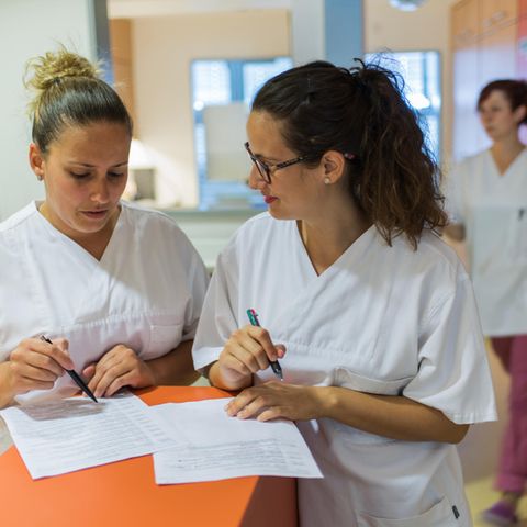 Brutto-Einkommen : Was verdienen eigentlich Pflegekräfte?