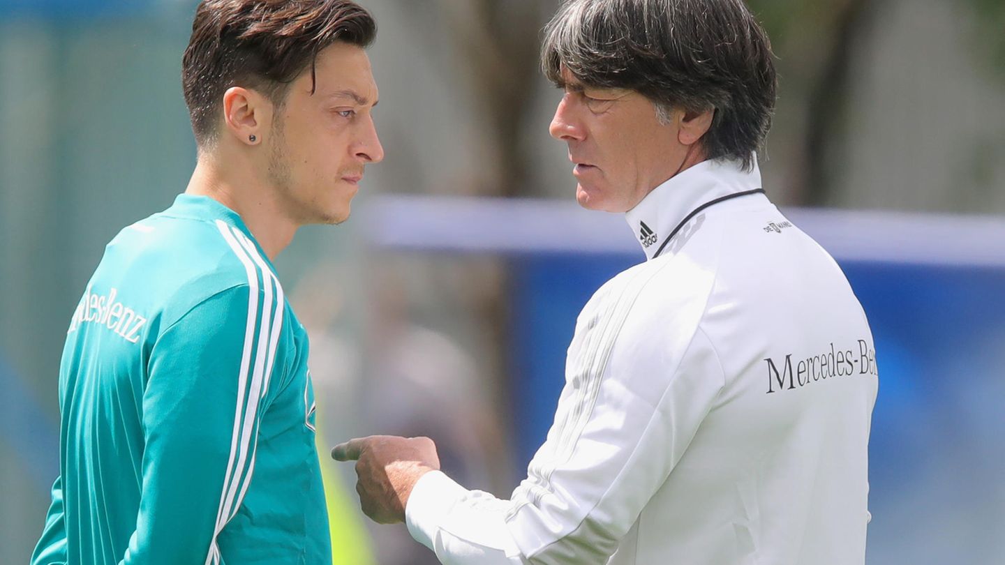 Mesut Özil und Joachim Löw