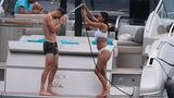 Eine Dusche zur Abkühlung: Die Ex-"Pussycat Dolls"-Sängerin Nicole Scherzinger und ihr Freund Grigor Dimitrov genießen die Zeit auf einer Jacht vor St. Tropez.
