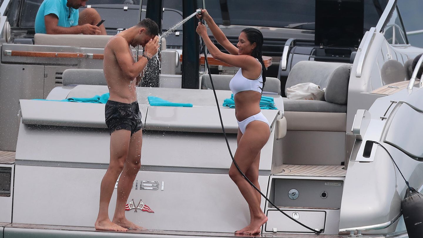 Eine Dusche zur Abkühlung: Die Ex-"Pussycat Dolls"-Sängerin Nicole Scherzinger und ihr Freund Grigor Dimitrov genießen die Zeit auf einer Jacht vor St. Tropez.