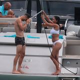 Eine Dusche zur Abkühlung: Die Ex-"Pussycat Dolls"-Sängerin Nicole Scherzinger und ihr Freund Grigor Dimitrov genießen die Zeit auf einer Jacht vor St. Tropez.