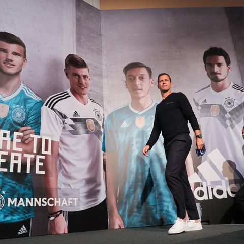 Team-Manager Oliver Bierhoff vor einem Poster von (v.l.n.r.) Timo Werner, Toni Kroos, Mesut Özil, Mats Hummels und Thomas Müller